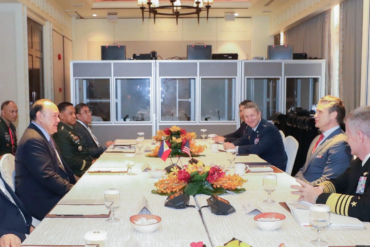 dndphl's tweet photo. At #ShangrilaDialogue2025, #DNDPHL Sec. Gilberto Teodoro, Jr. and US Defense Sec. Pete Hegseth reaffirmed the PHβU.S. alliance π΅ππΊπΈ and committed to deepening defense ties for regional peace, resilience, and a rules-based international order.
#BagongPilipinas #IISSSLD https://t.co/jJhPeFPblE