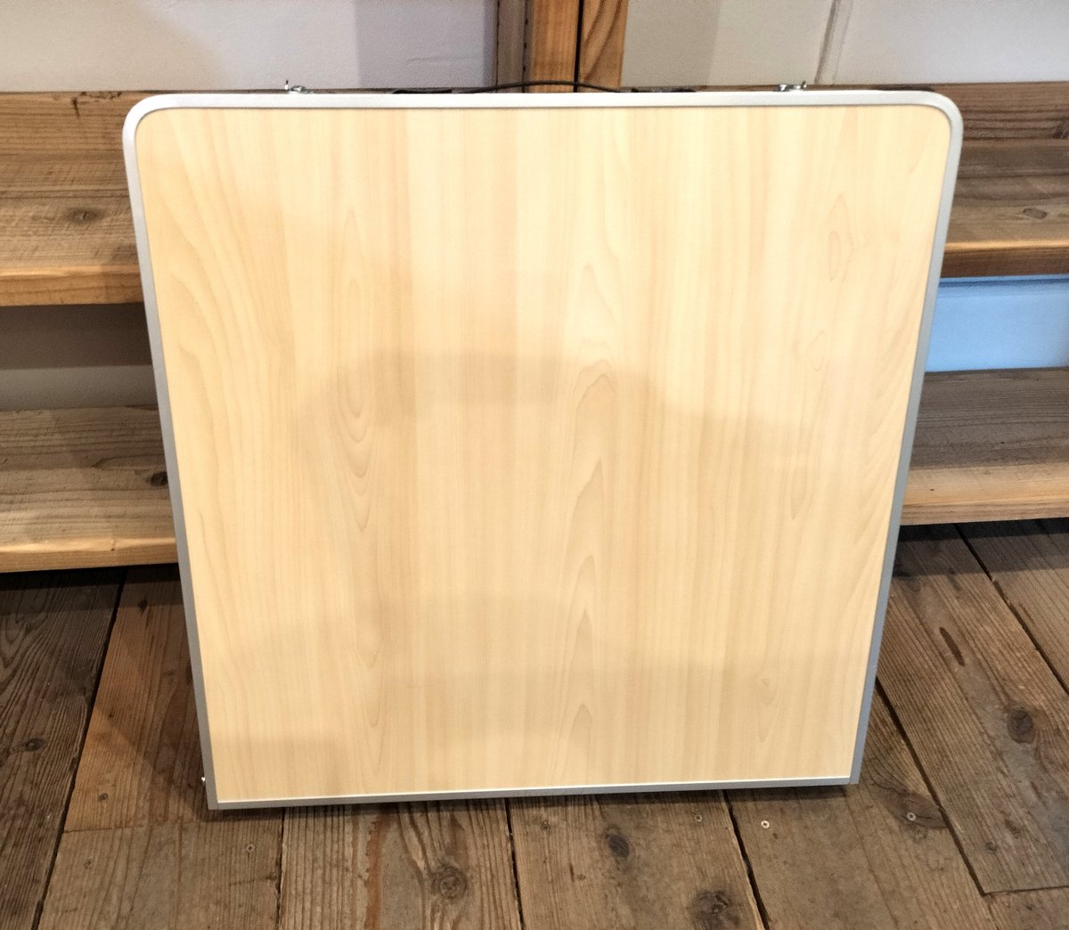 pepamura's tweet photo. イベントの時に使用したアウトドア用のテーブルですがご入用の方がいらっしゃいましたらお売りいたします。DMにてご連絡ください。二つ折りで足は半分取り外して収納します。持ち手付。サイズは使用時 約縦60cm×横120cm×高さ70cm　収納時 約縦60cm×横60cm×幅7cm　重さ約4.8kg　よろしくお願いします。 https://t.co/iR2RBuCDYZ