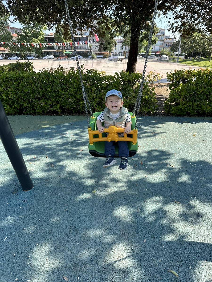 Günaydın… 
Sabah yürüyüşü ✅
Parkta oyun ✅
Kedilerle kovalamaca ✅
Martılarla uçuş deneyimi ✅
Sütümüzü içip sızmaya gidiyoruz… 🥳