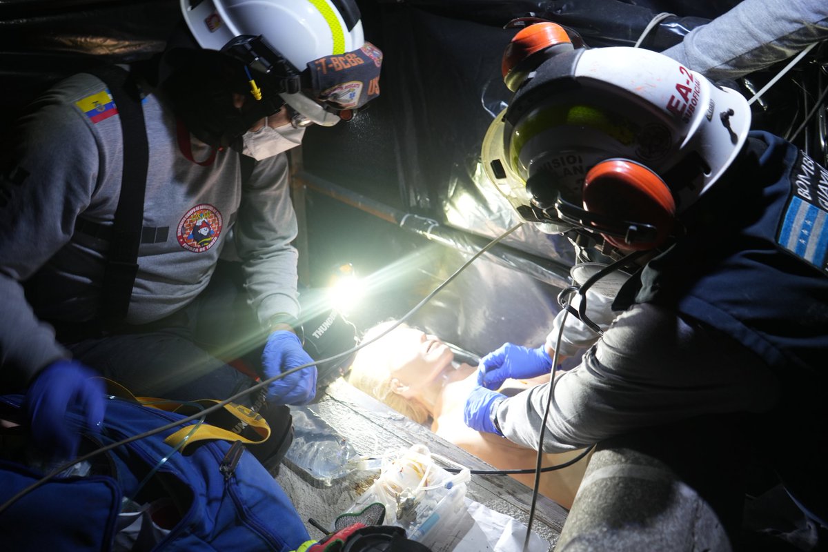 🔴#EjercicioUSARBCBG 
Para concluir, en el último escenario, simulamos a una persona atrapada con una extremidad comprometida dentro de una estructura inclinada.🚧

Se aplicaron técnicas de estabilización diagonal, apuntalamientos verticales, rompimiento controlado y corte de