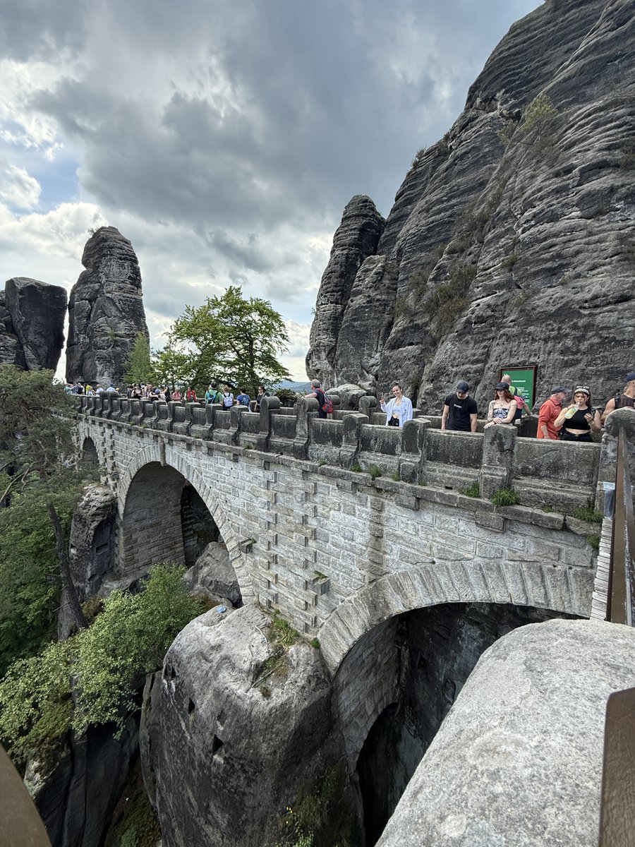 Мой день рождения прошёл в 15-километровом хайке от горной деревушки — через сгоревший лес и вверх к Правчицким воротам (большая каменная арка на первом фото). Там мы, для поддержания боевого духа, зарядили пива непосредственно под скалой.

На следующий день мы поехали обратно в