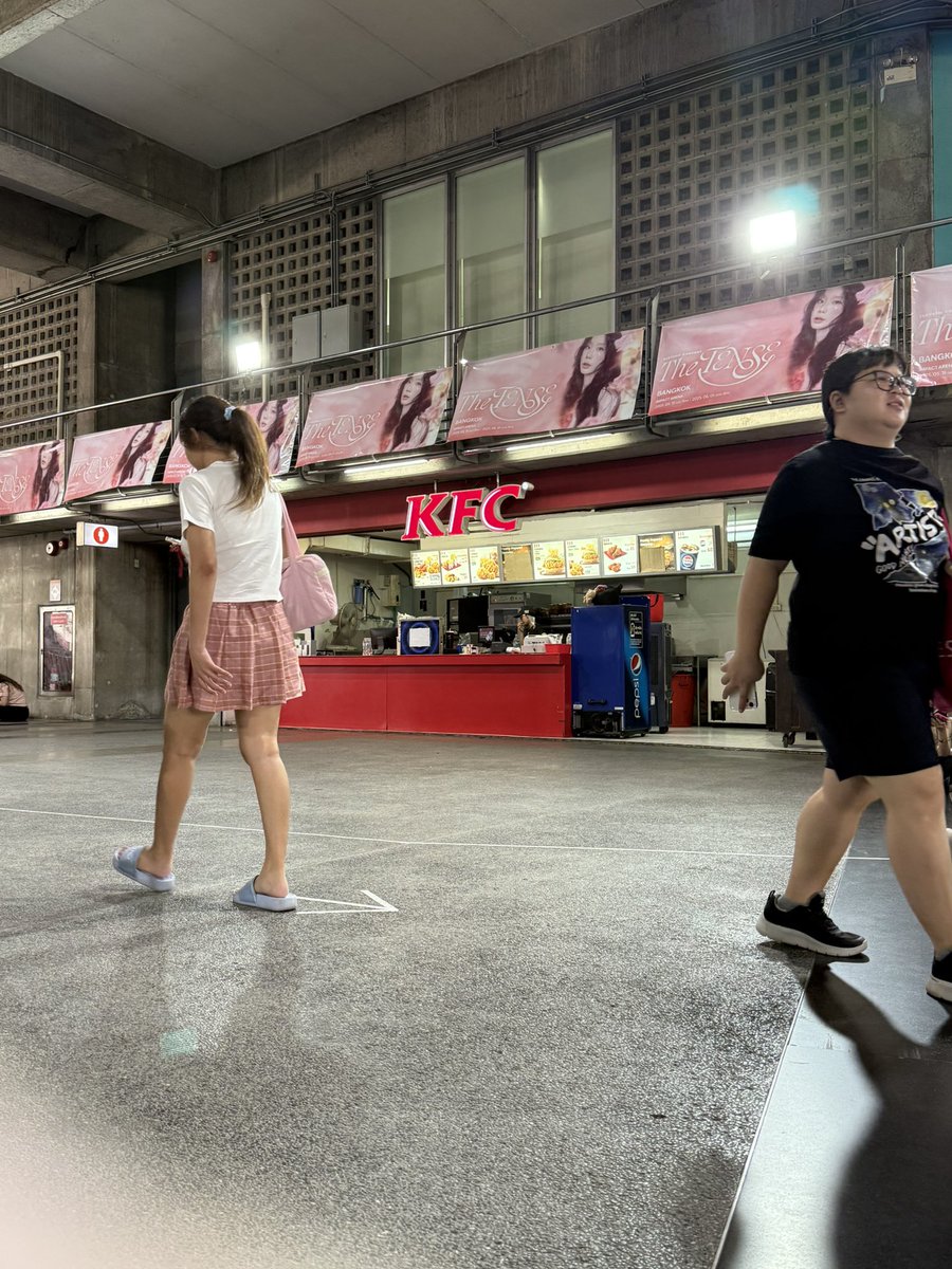 indepthstation's tweet photo. Please rt 😄😄

วันนี้ยังมี giveaway พวงกุญแจ nfc เหลือแจกอยู่ ตอนนี้อยู่แถวหน้าร้าน kfc เราใส่เสื้อสีขาว หมวกสีเขียว  สะกิดเรียกได้เลยค่า #TAEYEON_TheTENSE_in_BANGKOK https://t.co/TRAxVOjW4I