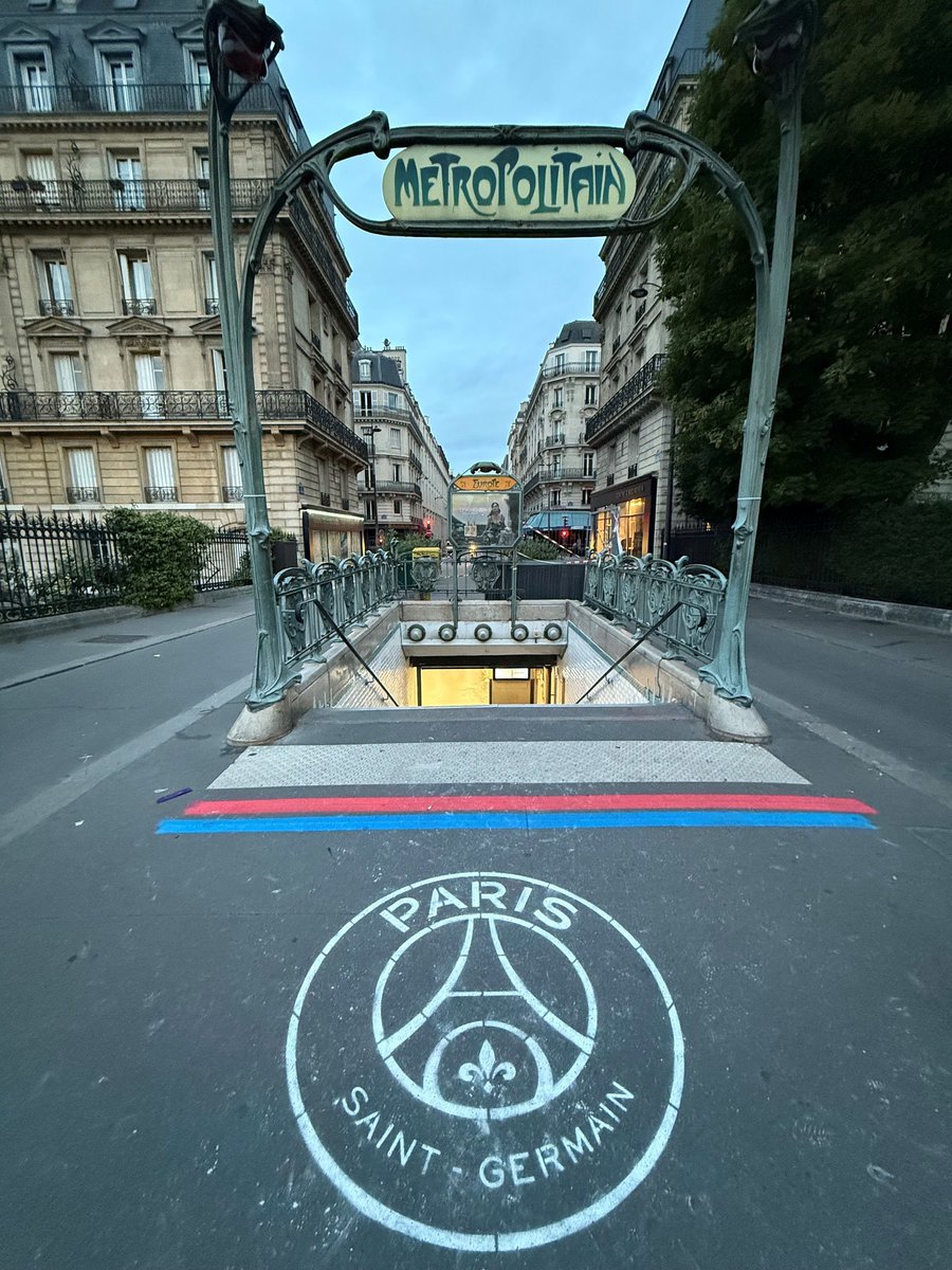 ⭐️ Champions d’Europe ⭐️

Si vous passez par la station Europe sur la <a href="/Ligne3_RATP/">Ligne 3</a>, vous verrez quelque chose que l’on ne s’autorise jamais normalement: le fond bleu de la plaque devient BBRBB pour rendre hommage au mythique maillot Hechter du <a href="/PSG_inside/">Paris Saint-Germain</a> ! 

💙❤️