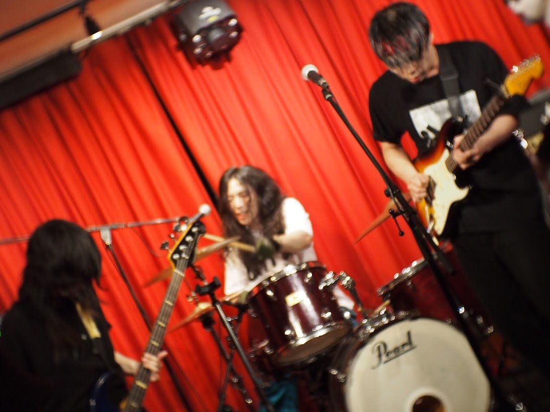 A24Figaro's tweet photo. #RiNen での #ライブはマッサージである
モノトーン中心の衣装で現れたダンカンバカヤロー!
今日もかっけー!!
四人のカッコよさと暴れっぷり、Yさんの白塗りっぷりは180日観られる超お得なツイキャスで目撃していただきたい!
そりゃもうね、凄かったのよ…🤤
https://t.co/IDN8T7BjOn
20250531 https://t.co/rM6i9rOoa9