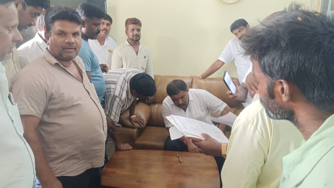 SNSubbaReddyMLA's tweet photo. ಮಾನ್ಯ ಶಾಸಕರಾದ ಶ್ರೀ ಎಸ್ ಎನ್ ಸುಬ್ಬಾರೆಡ್ಡಿ ರವರು ಶನಿವಾರ ಬಾಗೇಪಲ್ಲಿ ಪಟ್ಟಣದ ಮನೆಯಲ್ಲಿ ಸಾರ್ವಜನಿಕ ಭೇಟಿಗೆ ಲಭ್ಯವಿದ್ದು ಅಹವಾಲು ಸ್ವೀಕರಿಸಿದರು... https://t.co/kZkTLMar2y