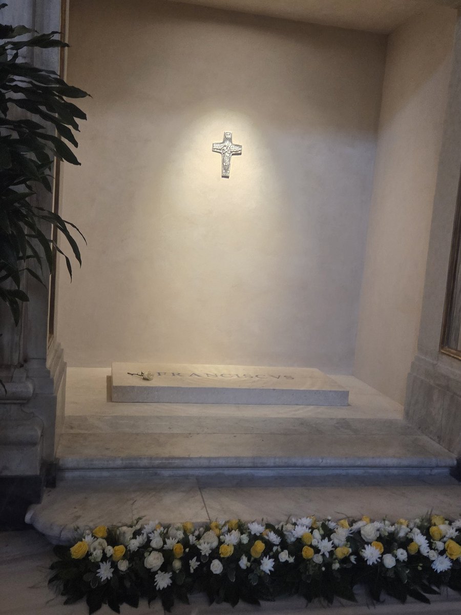 roslmartin's tweet image. Ayer fue un día muy especial para mí ya que pude asistir a misa oficiada por el papa Leo XIV para la ordenación de nuevos sacerdotes y pude visitar la tumba del papa Francisco.
