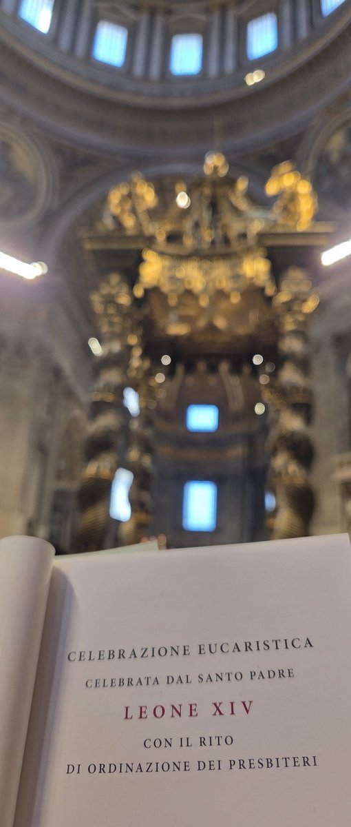 roslmartin's tweet image. Ayer fue un día muy especial para mí ya que pude asistir a misa oficiada por el papa Leo XIV para la ordenación de nuevos sacerdotes y pude visitar la tumba del papa Francisco.