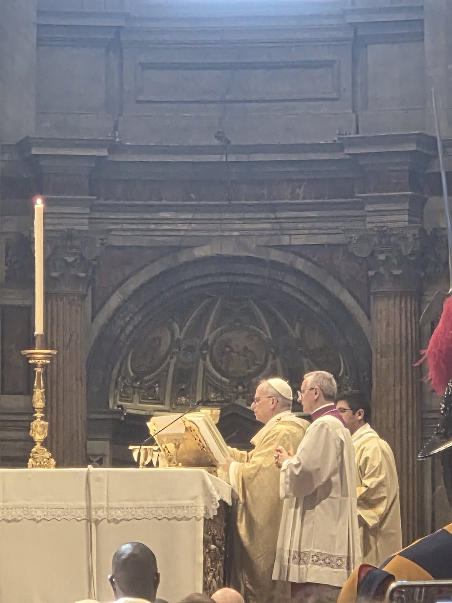 roslmartin's tweet image. Ayer fue un día muy especial para mí ya que pude asistir a misa oficiada por el papa Leo XIV para la ordenación de nuevos sacerdotes y pude visitar la tumba del papa Francisco.