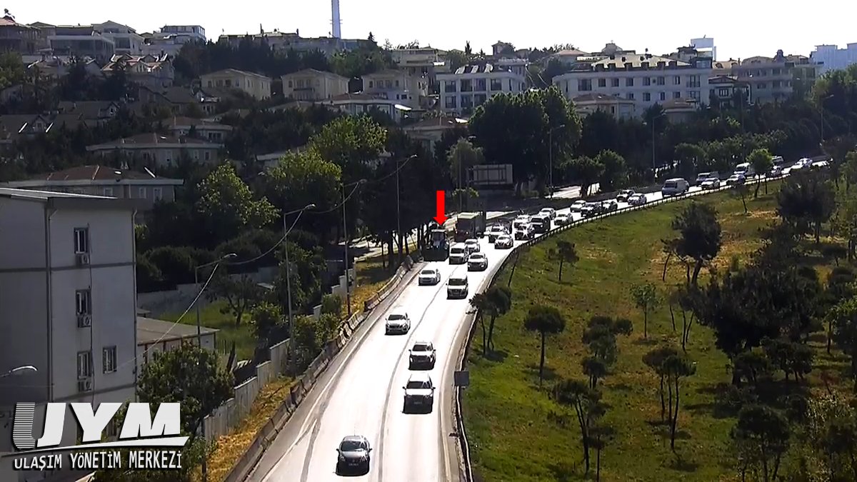 D100 S Rampası-Büyükçekmece Yönü, sağ şerit Çevre Düzenlemesi nedeni ile 1 şerit trafiğe kapalı. Bölgede yoğun trafik yaşanmaktadır.