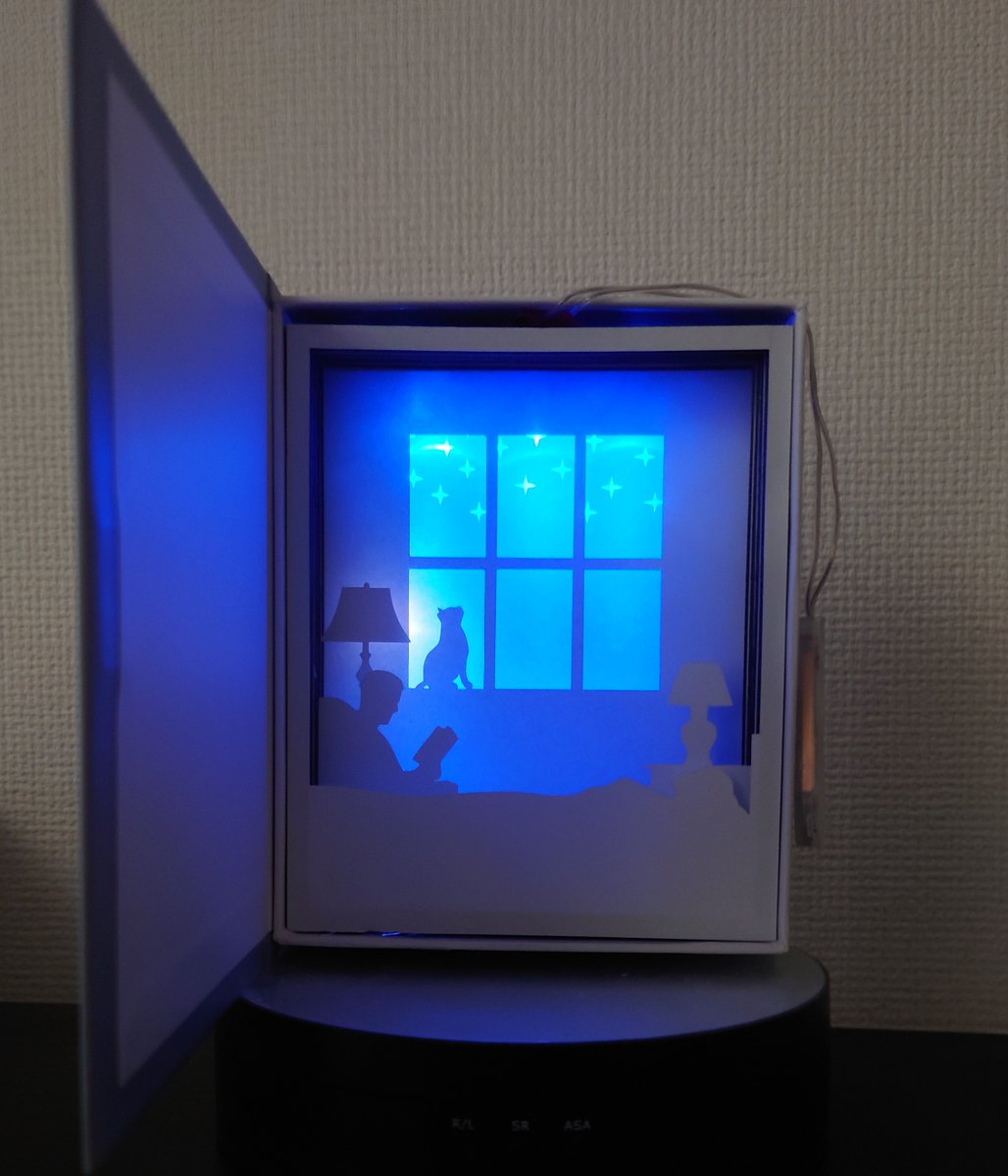 2番目のオリジナル作品です。
LEDの配置や電気工事はまだまだ未熟です。
蓋を開けた同時にLEDがつくようにできればいいなあ。

#ペーパクラフト
#papercraft
#lightbox