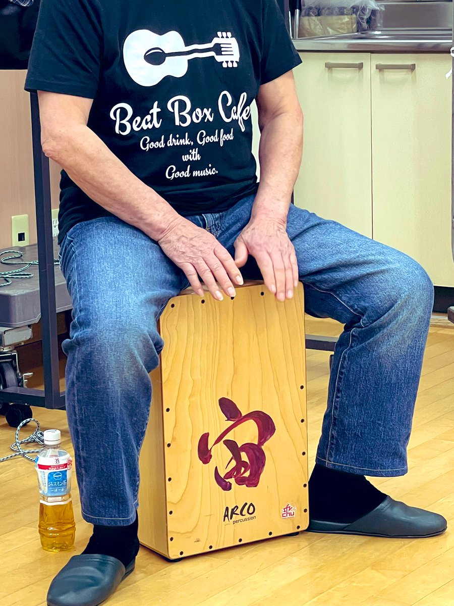 chuokubo's tweet photo. カホンレッスン

なつかしのBeat Box Cafe Tシャツとシルバーチューニングキー

#beatboxcafe
#大久保宙シグネチャーチューニングキー https://t.co/Yilt6RKVih