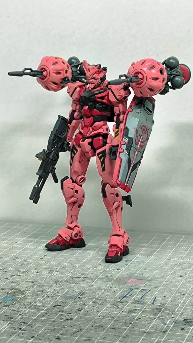 tochi_800's tweet photo. #赤いガンダム カッコいい
キラキラのシートがあったので、キラキラ背景でも撮ってみた。 https://t.co/FqiALj0LbJ