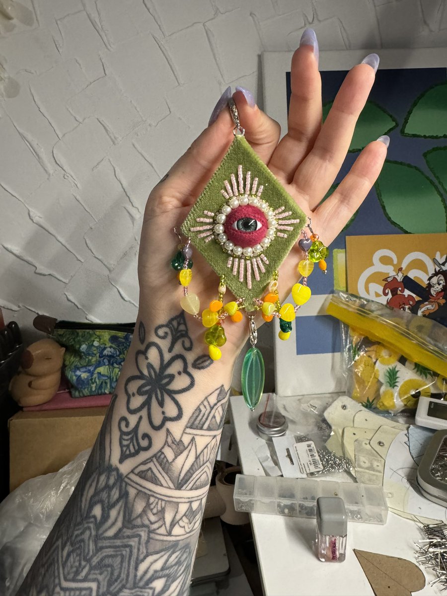 Ночью собрала накосник-конфетку по заказу одной очаровательной девушки. Теперь думаю пополнять запасы бусин потому что очень хочется ещё чего-то яркого поделать ✨