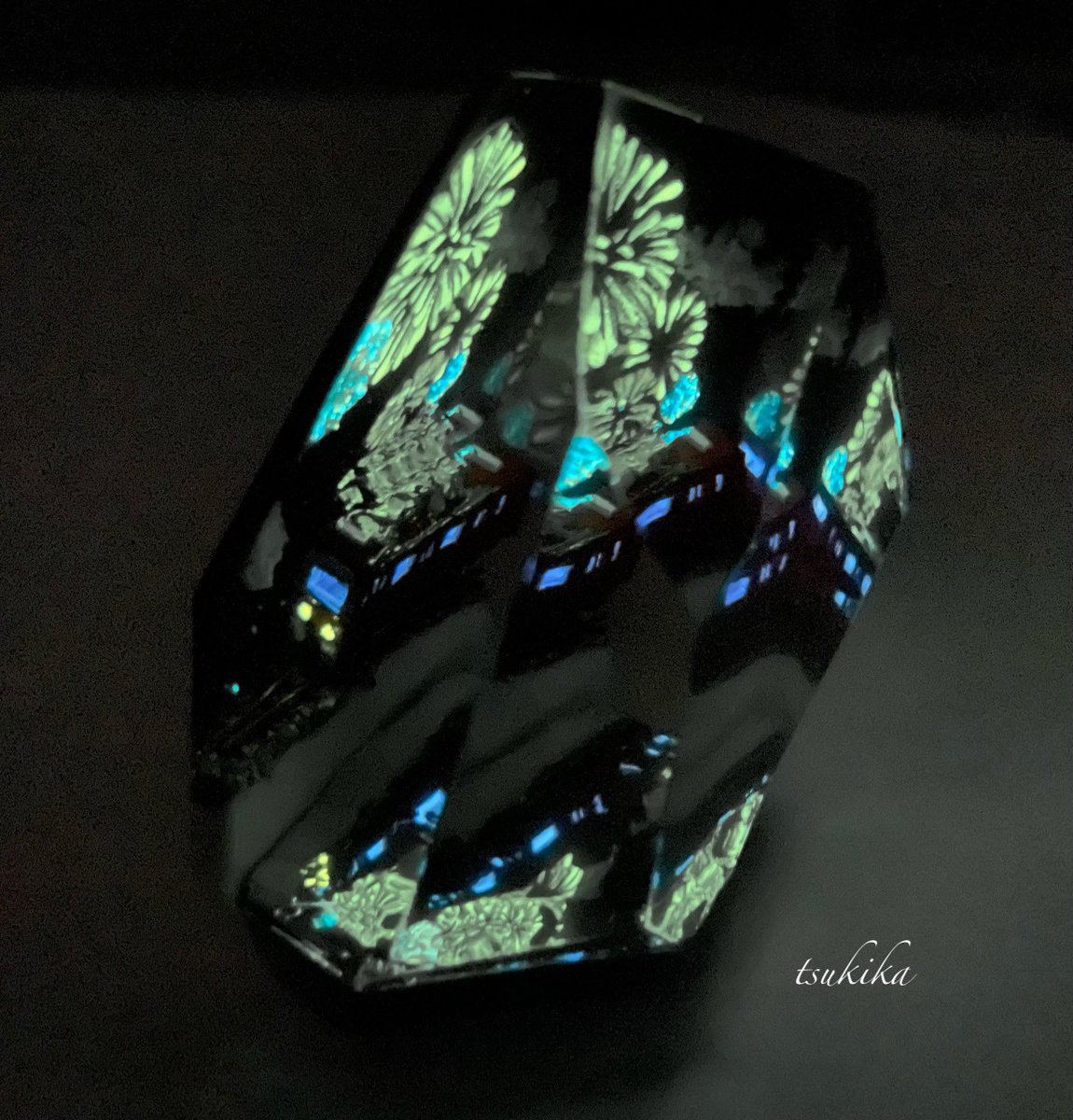 #とびきりの黒背景を魅せて下さい

光る花火と電車。