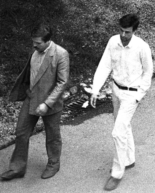 Mene (zaskrbljenega) in Janšo peljejo na zaslišanje (31. maj 88). Janeza so aretirali, mene pa po dolgem (udbovskem) zaslišanju spustili. Spremlja me tajni policaj Jože Žabkar, ki  je dobival tajna poročila o RDW, kjer je delala tudi Marta Kos (registriran vir Udbe).
