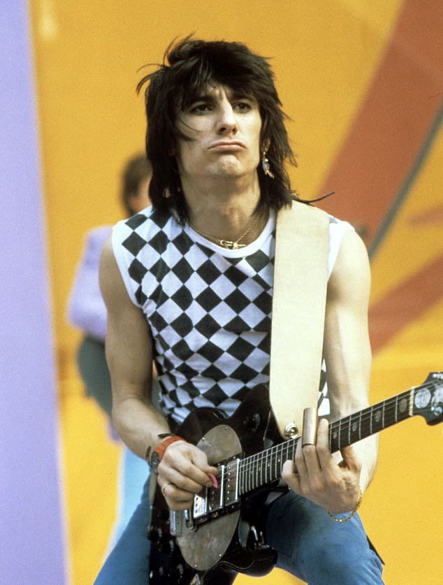 RollingStones's tweet image. Wishing the one and only Ronnie Wood a very happy birthday today! Keep on rockin’ Ronnie! 🎉🎸🎉 @ronniewood
📸:
1: J.Bouquet
2. Denis O’Regan
3. LJ Van Houten
4. Lynn Goldsmith