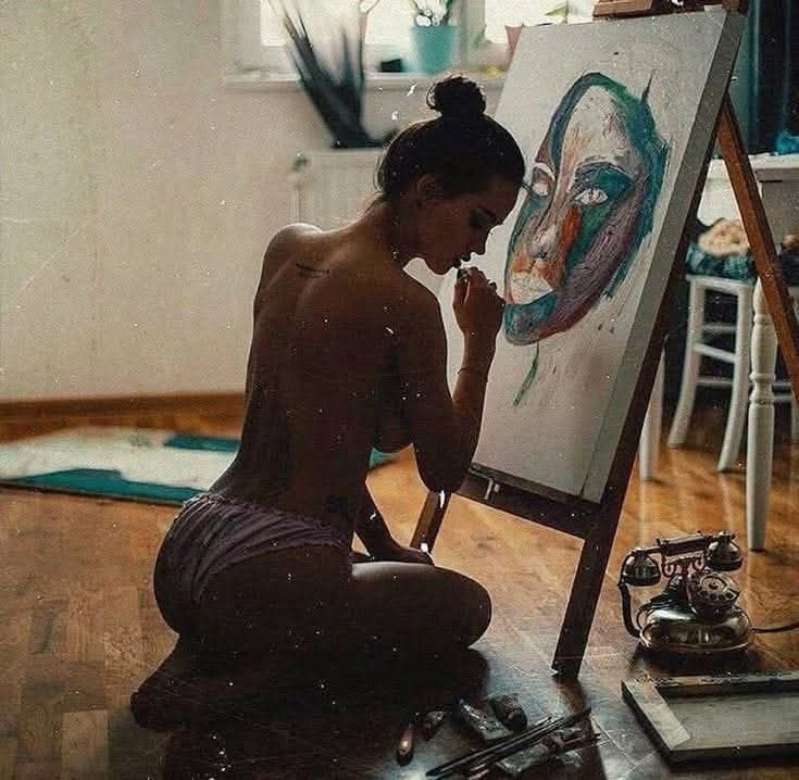 Je vis dans mes rêves...
Je vis dans la lune...
Je vis pour l'amour...
Je suis une amoureuse... 
Je suis une romantique...
Je fuis la laideur.... La réalité...
Depuis longtemps j'ai perdu pied...
Depuis longtemps j'ai quitté cette Terre.
Depuis longtemps je vis dans mon monde.