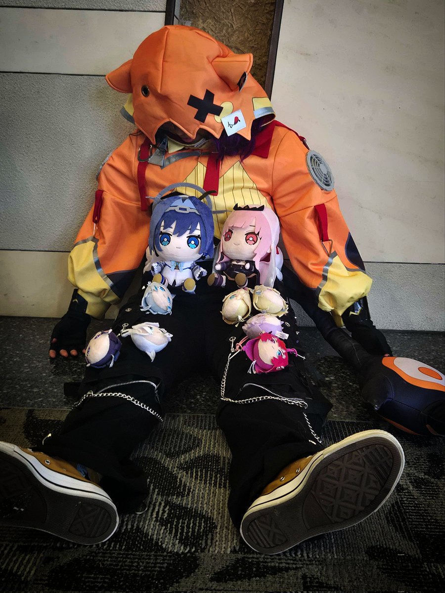 Astrovix_'s tweet image. women... dangerous... get behind me... must... protect- #rkggk