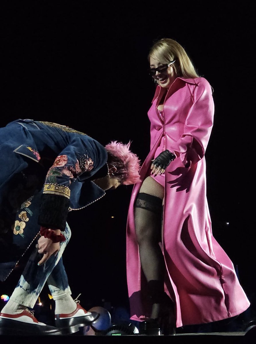 memealuvzCLx's tweet photo. the KING bows to the QUEEN.

GD x CL 👑👑 https://t.co/LxoDGauE0s