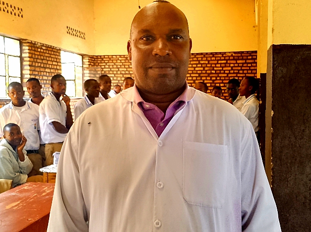Umuseke.rw (@umuseke) on Twitter photo PBA irahindura uburezi mu Ishuri ryisumbuye rya Rutobwe
=
Mu Ishuri rya E.S Rutobwe, riherereye muri <a href="/Kamonyi/">Kamonyi District</a> Project-Based Assessment (PBA) ifatwa nk’umusemburo w’impinduka zifatika mu myigire y’abanyeshuri no mu myigishirize y’abarimu
✍️<a href="/ndekezi_johnson/">Johnson NDEKEZI</a>
umuseke.rw/2025/06/pba-ir… PBA irahindura uburezi mu Ishuri ryisumbuye rya Rutobwe
=
Mu Ishuri rya E.S Rutobwe, riherereye muri <a href="/Kamonyi/">Kamonyi District</a> Project-Based Assessment (PBA) ifatwa nk’umusemburo w’impinduka zifatika mu myigire y’abanyeshuri no mu myigishirize y’abarimu
✍️<a href="/ndekezi_johnson/">Johnson NDEKEZI</a>
umuseke.rw/2025/06/pba-ir…