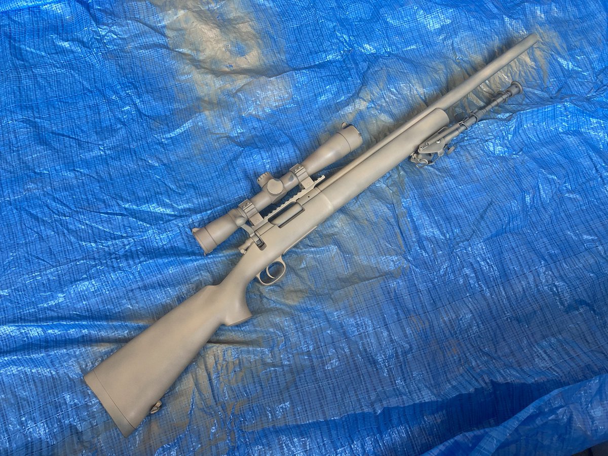 oyaji1973's tweet image. 晴れて気温上がってるから急遽ベランダで1年ほど前に1本限りセールで格安で手に入れたS&amp;amp;TのM700の塗装
急に思いつきで塗装する感じ。
#エアガン
#エアコッキング
#M700