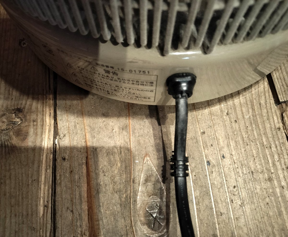 バックヤードで使っていた遠赤外線のヒーターです。ご入用の方がいらっしゃいましたらお売りいたしますのでDMにてご連絡ください。360°使用可。左右それぞれ250Wと500Wの調整可能。遠赤外線なのでじんわり暖かい。電源コード少し傷み有り。触っても熱くない設計でそばで使うのに便利です。