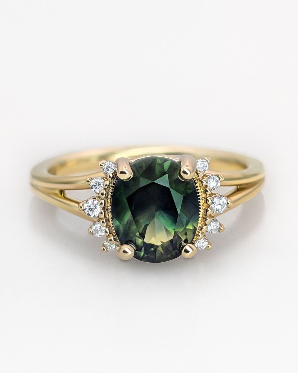 There is a regal quality to this bespoke ring, as a stunning bi-colour 2.46ct oval sapphire is embraced with half halo diamond details on either side. The split band adds dimension, while the 18ct yellow gold provides warmth and security 👑
#bespokejewellery #sapphirering