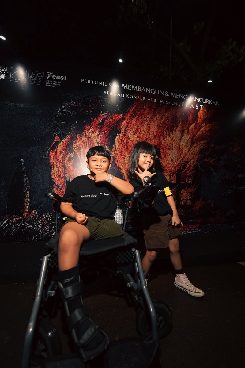 anak ini bukan ikut nonton gara2 orang tuanya suka. tapi orang tuanya nonton gara2 anaknya suka
makna sosial politik yg dibawakan feast mereka juga gak bakal ngerti tapi lagu selalu punya makna tertentu yg buat anak ini jadi suka 

terimkasih #MembangunDANMenghancurkan