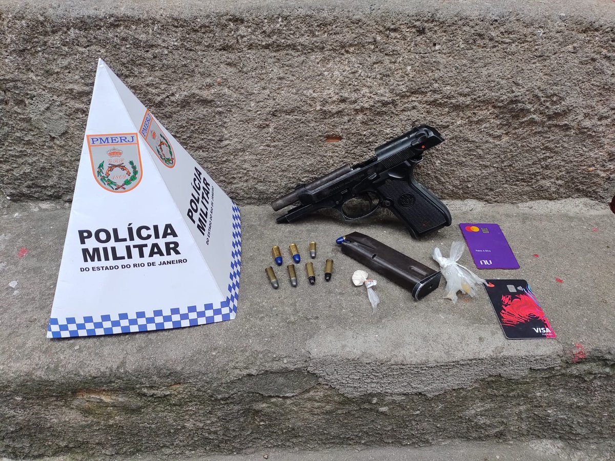 NotciasRio1's tweet photo. Criminoso portando uma #pistola 9 mm é preso em flagrante por nossos policiais do #30BPM, há pouco, após roubar um taxista, em Teresópolis. Drogas e outros materiais também foram apreendidos com ele. https://t.co/xPddTOM0w3