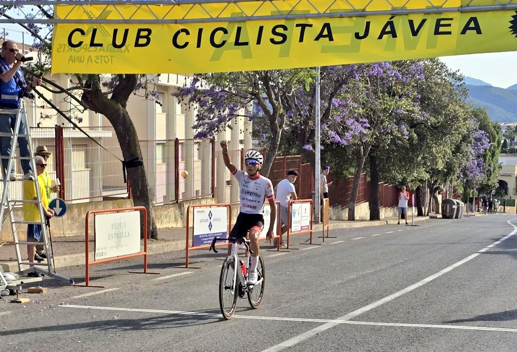 🔙 Victoria ayer de José Antonio González en el Trofeo Hogueras de San Juan de Jávea!! 🙌🏼

🥇 Nuestro "Coppi" está en su 'prime' y (tras la victoria en Picassent y la segunda plaza en Estivella) se impuso en solitario, tras una gran cabalgada en los últimos kilómetros.