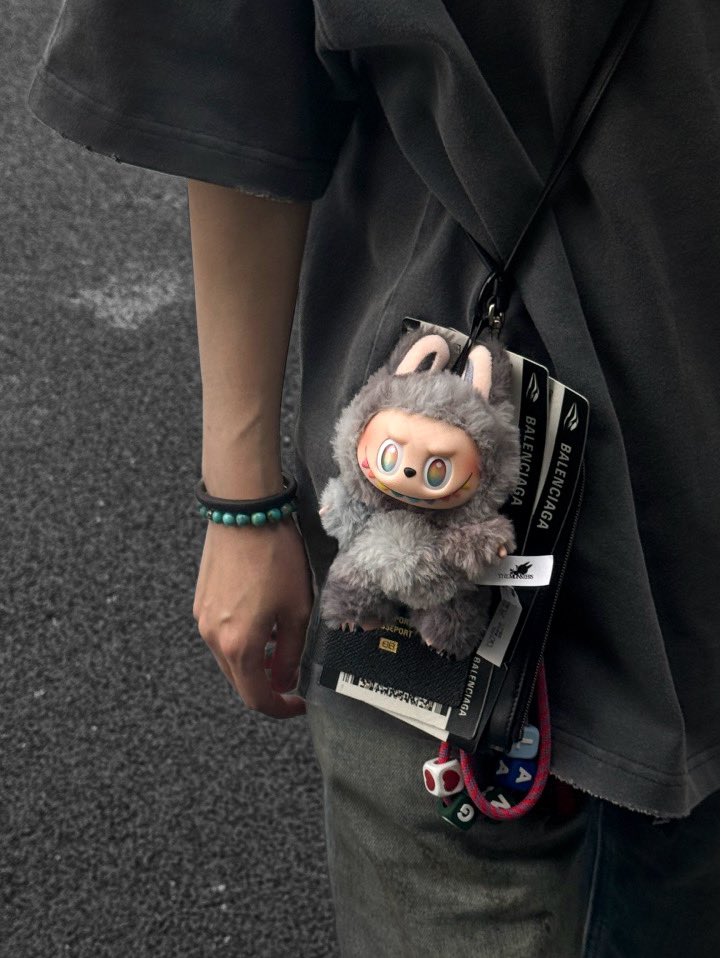 听说最近Labubu很火？六一陈Sir给大家抽个奖🧧

抽奖规则：转发➕关注➕评论数字（1-600）

奖品：如图·大哥家里顺的（报价组评论区报价）

开奖日期 6.6 22:00PM

发放形式：私信地址寄出（不折现）