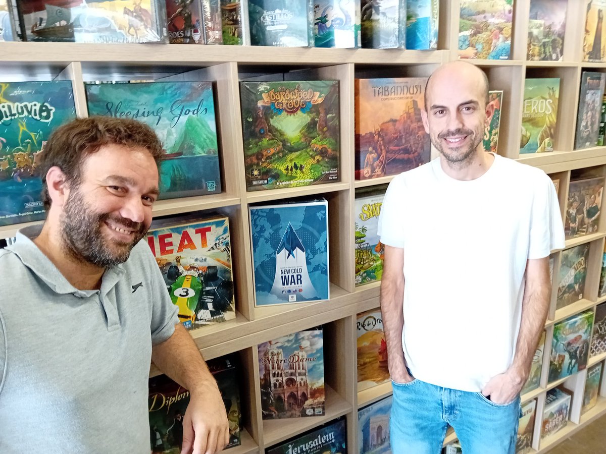 Is very special for a designer when he see his game in a store for the first time. This is what have happened yesterday in <a href="/DistritoZer0/">Distrito Zero</a>. Thanks for the opportunity to make this presentation and to <a href="/darth_txelos/">Darth Txelos</a> for his support.