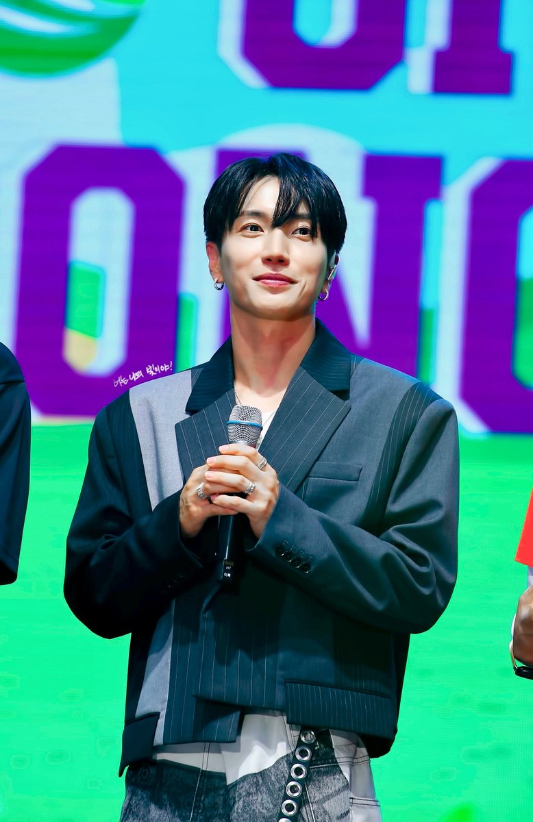 sj_mylight's tweet photo. 250531 서원밸리 그린콘서트 이특

👀🫶

#슈퍼주니어 #SUPERJUNIOR #이특 #LEETEUK #イトゥク #利特 #슈퍼주니어_LSS #SUPERJUNIOR_LSS https://t.co/q5SYqDQdjl