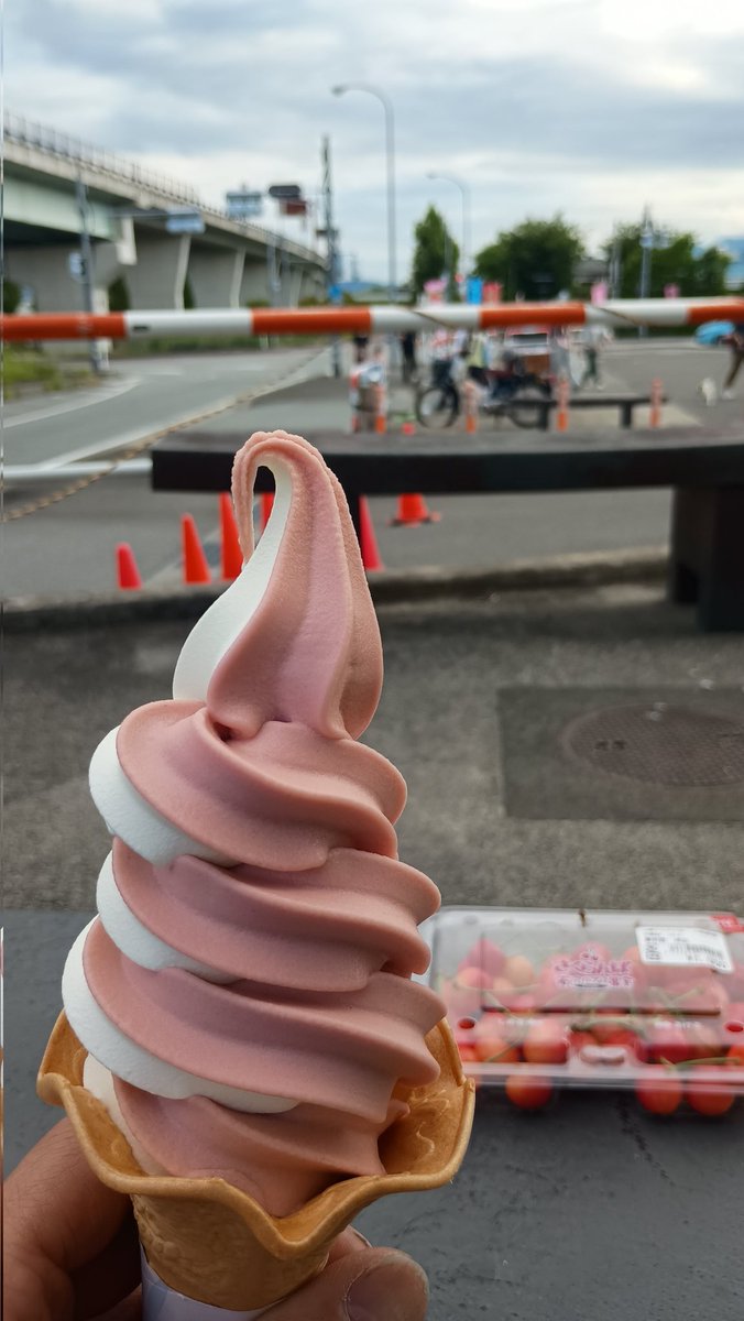 甲府自動車博覽会と山梨かぶぬし会の合同ミーティングで、午後2時頃までいつもの方々やお初の方達といっぱい交流が出来ました
帰りに白根農産物直売所で久しぶりのソフ活😀