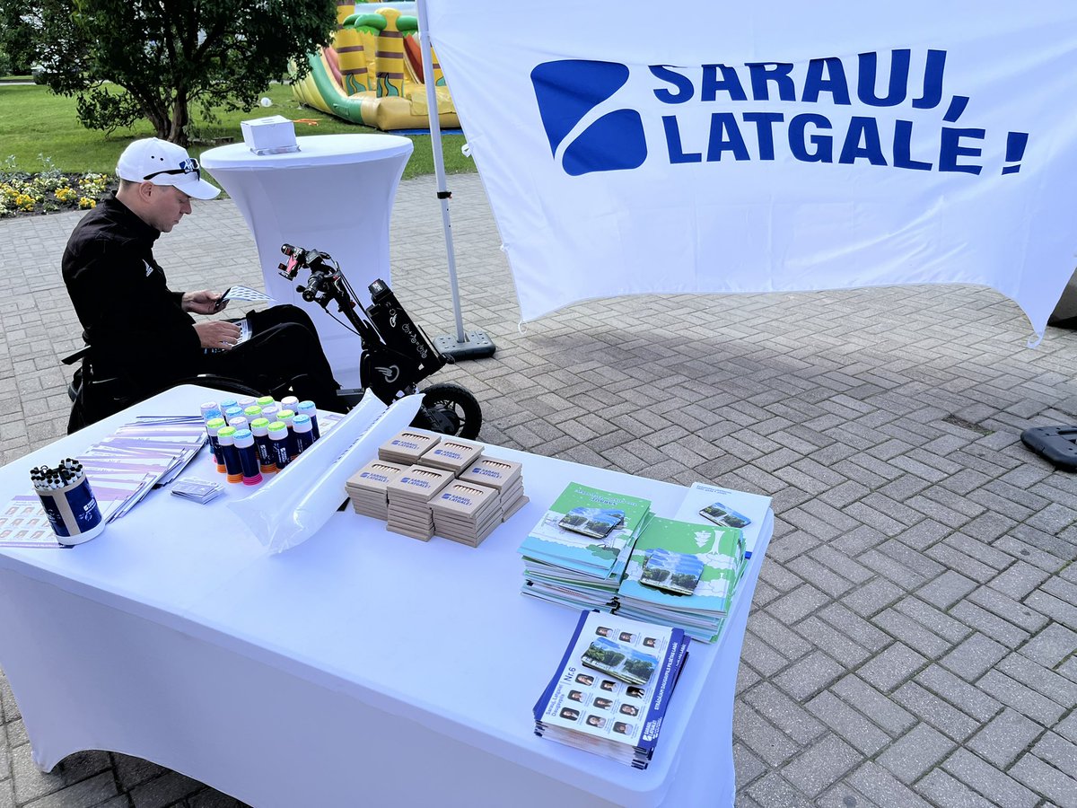 Daugavpilī partijas prot parūpēties par vēlētājiem. Popkorns, burbuļu pūšamie, kvass, saldumi - viss, kas pilsētas svētkos nepieciešams. #vēlēšanas2025