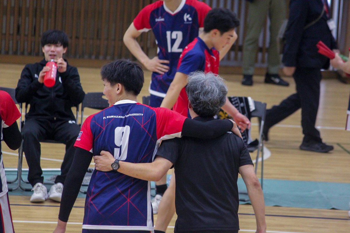 ymkcha_inuko's tweet photo. 素敵な関係
 #駒澤大学男子バレーボール部
 #鈴木淳平 監督
 #木下魁十 選手 https://t.co/5PvHfqwLKQ
