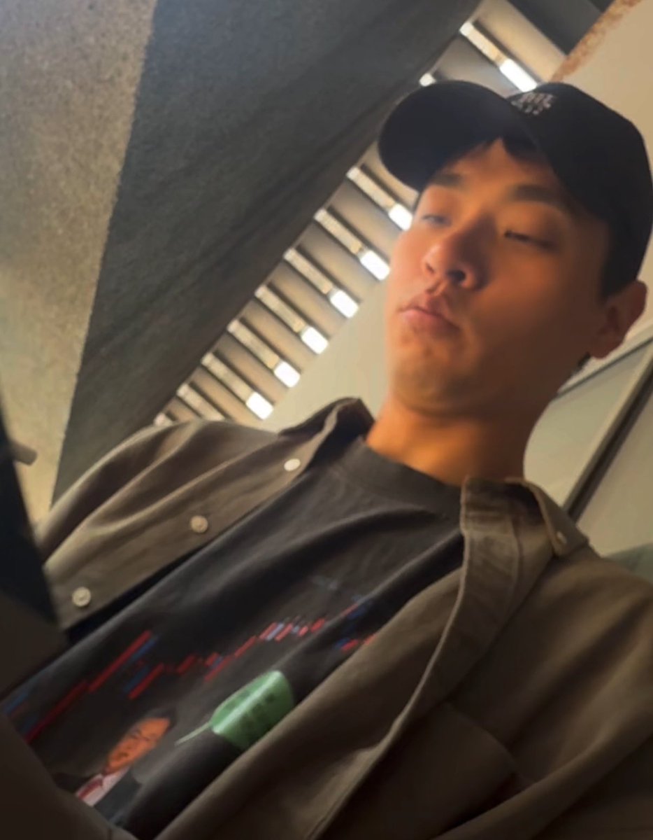 ppopppoy's tweet photo. 아니 전란 각본집 처음보시는 것마냥 한번 촤라락 넘겨보고 오..~ 하는 표정으로 돌려주심 그만귀여우세요  
#박정민 https://t.co/vWNdhcZfW1