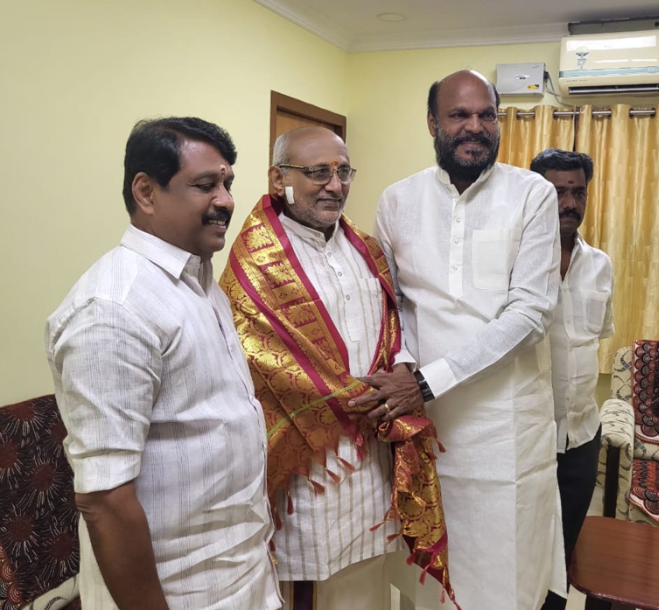 JohnPandianTMMK's tweet photo. இன்று திருப்பூர் மாவட்டம், உடுமலைப்பேட்டையில் மாண்புமிகு மகாராஷ்டிரா ஆளுநர் திரு.CP.ராதாகிருஷ்ணன் அவர்கள் மற்றும் தமிழக பாரதிய ஜனதா கட்சியின் மாநிலத் தலைவர் அன்பு சகோதரர் திரு.நயினார் நாகேந்திரன் அவர்களை மரியாதை நிமித்தமாக சந்தித்த போது.

@CPRGuv @NainarBJP @BJP4TamilNadu  @annamalai_k  @Murugan_MoS