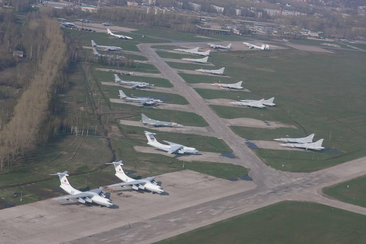 L'aeroporto Belaja di Irkutsk, senza hangar, senza difese elettroniche, senza reti, senza contraerea mobile.
In questi istanti va in malora l'ipotetica parità con gli USA sul numero di vettori strategici nucleari.