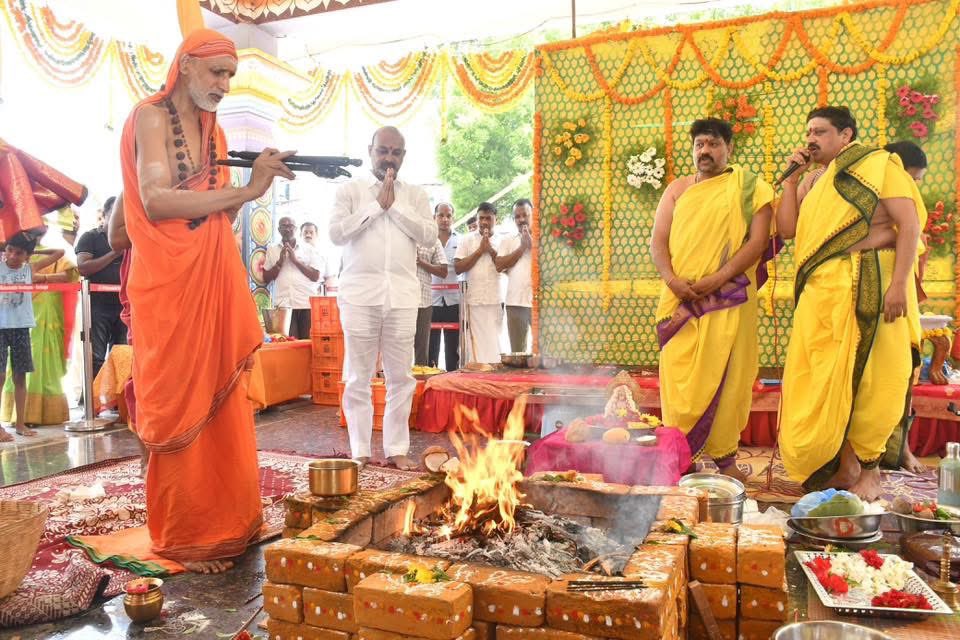 bandisanjay_bjp's tweet photo. శ్రీ మహాశక్తి దేవాలయ పంచాదశ వార్షికోత్సవం సందర్భంగా కరినగర్ విచ్చేసిన జగద్గురు శంకరాచార్య హంపి విరూపాక్ష విద్యారణ్య పీఠాధిపతులు శ్రీ శ్రీ శ్రీ విద్యారణ్య భారతి స్వామి వారిని దర్శించుకొని, దేవాలయంలో నిర్వహించిన చండీ హోమంలో పాల్గొనడం జరిగింది. https://t.co/Jmmuswi7FU