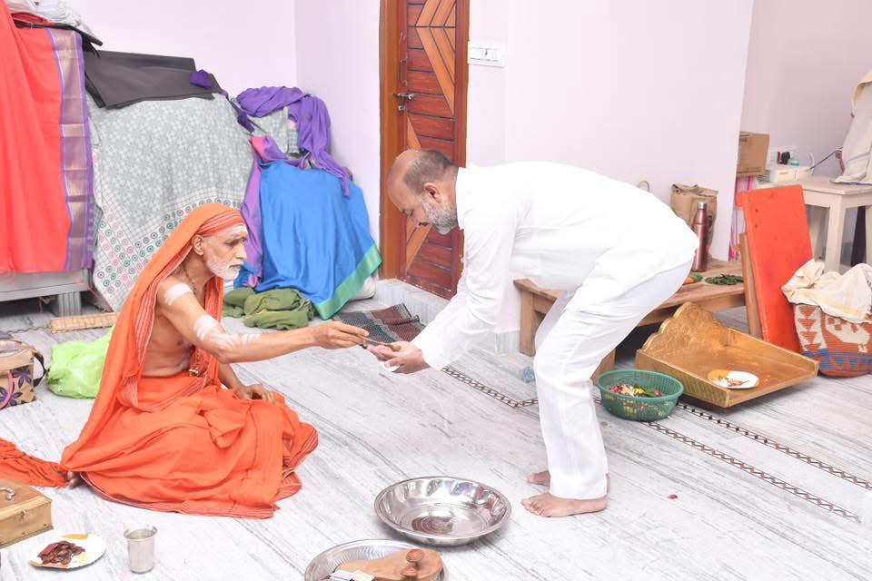 bandisanjay_bjp's tweet photo. శ్రీ మహాశక్తి దేవాలయ పంచాదశ వార్షికోత్సవం సందర్భంగా కరినగర్ విచ్చేసిన జగద్గురు శంకరాచార్య హంపి విరూపాక్ష విద్యారణ్య పీఠాధిపతులు శ్రీ శ్రీ శ్రీ విద్యారణ్య భారతి స్వామి వారిని దర్శించుకొని, దేవాలయంలో నిర్వహించిన చండీ హోమంలో పాల్గొనడం జరిగింది. https://t.co/Jmmuswi7FU
