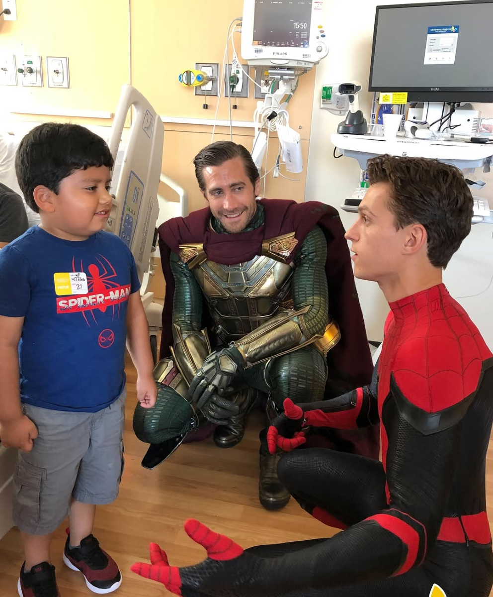 fotogramas_es's tweet photo. Hoy celebramos los 29 años de Tom Holland, un actor que ha hecho de la espontaneidad, la juventud y el carisma su marca personal 😍🫶 Desde 2016, Tom no solo nos ha hecho soñar en la gran pantalla, también ha sorprendido a niños en hospitales de Atlanta, Los Ángeles y Nueva York, acompañado en ocasiones por Zendaya y Jake Gyllenhaal, llevando sonrisas y compartiendo momentos inolvidables; Demostrando que el poder más grande no es el de Spider-Man, sino el de la empatía y la solidaridad 🕸️ Aprovechamos para celebrar a todos los seres de luz como él, a la vez que recordamos sus mejores trabajos como actor 🎬✨

#TomHolland