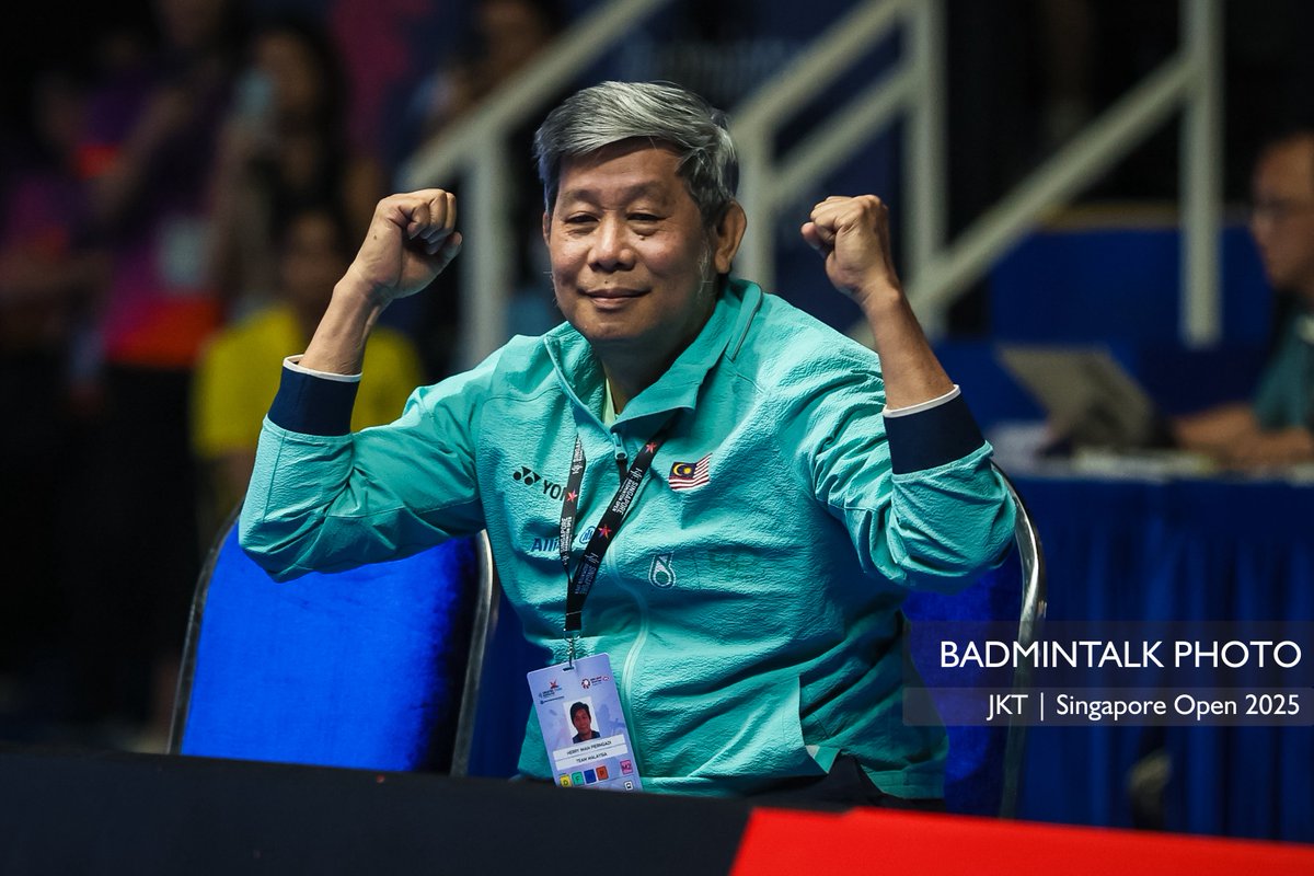 BadmintonTalk's tweet photo. Coach Naga Api 🐉🔥

#BadmintalkPhoto #SingaporeOpen2025 #KFFSBO2025 https://t.co/pE4dRzslaQ