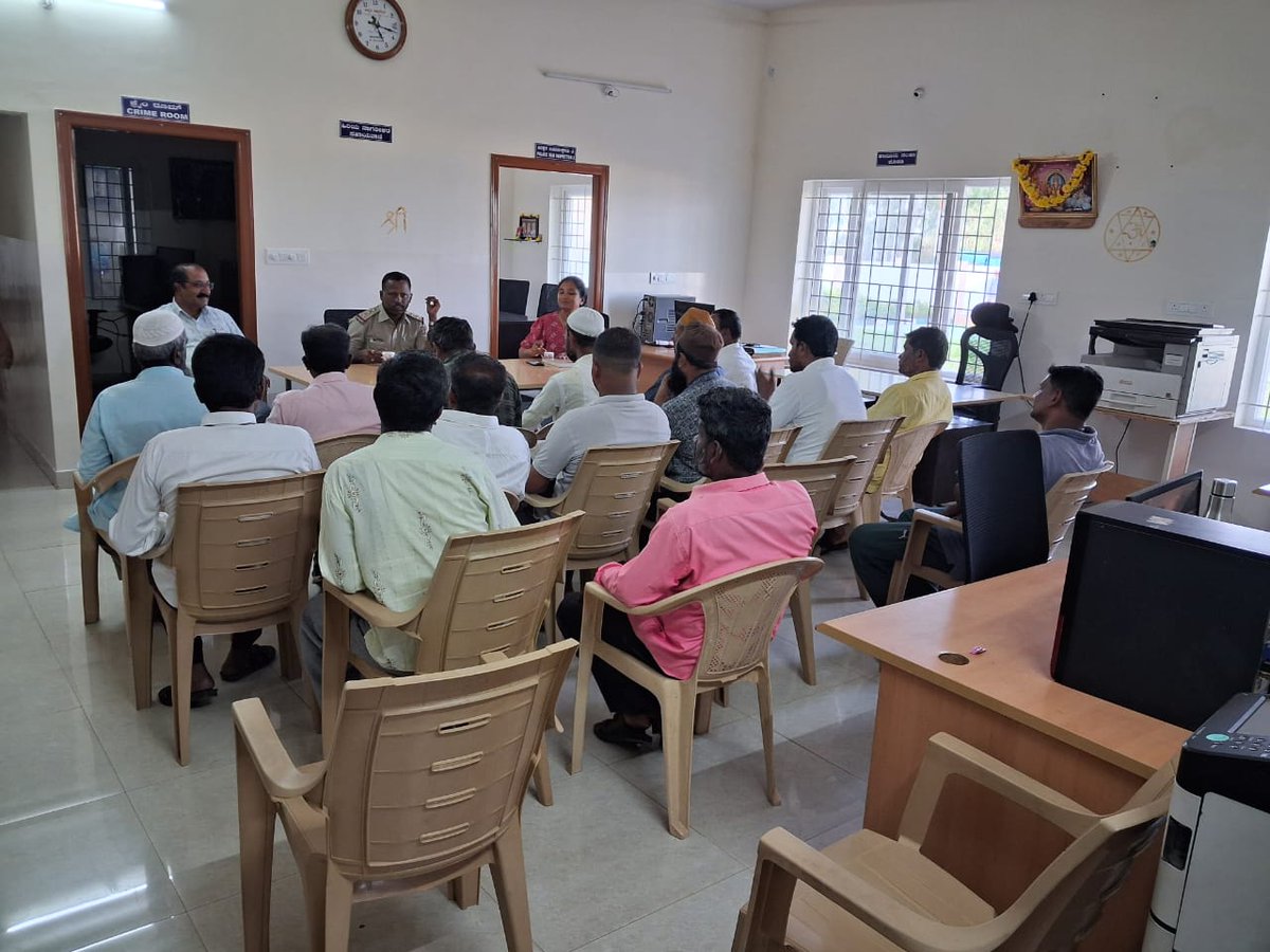 ಈ ದಿನ ದೊಡ್ಡಬೆಳವಂಗಲ ಪೋಲಿಸ್ ಠಾಣೆಯಲ್ಲಿ ಮುಂಬರುವ ಬಕ್ರೀದ್ ಹಬ್ಬದ ನಿಮಿತ್ತ  ಠಾಣಾ ವ್ಯಾಪ್ತಿಯ ಹಿಂದೂ ಮತ್ತು ಮುಸ್ಲಿಂ ಭಾಂದವರನ್ನು ಸೇರಿಸಿ ಶಾಂತಿ ಸಭೆಯನ್ನು ಹಮ್ಮಿಕೊಳ್ಳಲಾಯಿತು.
ಸಭೆಯಲ್ಲಿ ಪೊಲೀಸ್ ಅಧಿಕಾರಿಗಳು ಮತ್ತು ಮುಖಂಡರು ಪಾಲ್ಗೊಂಡಿದ್ದರು.