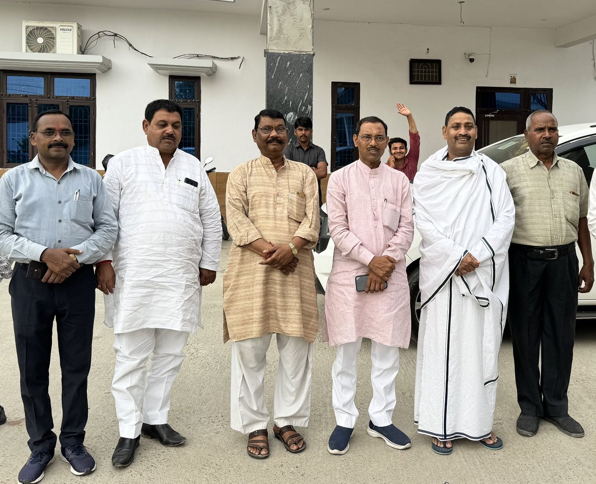 harishshakyabjp's tweet image. आंवला लोकसभा के पूर्व सांसद माननीय #श्री_धर्मेन्द्र_कश्यप जी के आवास बरेली पहुंच कर जन्मदिन की बधाई एवं शुभकामनाएं दी....

परम पिता परमेश्वर की कृपा आप पर सदैव बनी रहे ।।
#DharmendraKashyap