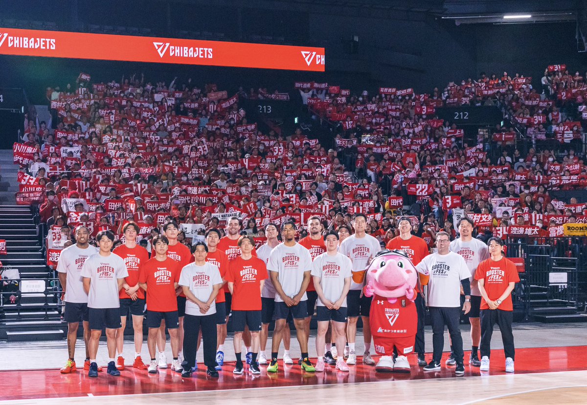 yutaikeuchi1123's tweet photo. 昨日はブースターフェスにご参加いただきありがとうございました🙇‍♂️楽しんでいただけましたでしょうか…当初は見てるだけの予定が選手たちや、もにかのむちゃぶり🤷‍♂️により、お見苦しい姿をたくさんお見せしてしまいました…

さて、既に来シーズンの編成に関するリリースを進めさせていただいている中で、落胆な気持ちを抱いてる方も多くいらっしゃると思います。申し訳ありません。

宇都宮戦での敗戦から悔しさと気持ちの整理をするのに少し時間がかかり、なかなかXの更新ができずにいましたが、試合後翌日から来シーズンに向けて慌ただしい日々を過ごしております。

チームを離れる選手・スタッフ一人ひとりとしっかり話し合った上での結論であり、彼らの新たな挑戦をどうか温かく応炎していただけますと幸いです。

来シーズンも必ず、最高のチームを作り、優勝というミッションにしっかりコミットして参りますので、ロスターの完成まで、今暫くお時間いただければと思います。

来シーズン、また皆さまにお会いできる日を楽しみにしております！