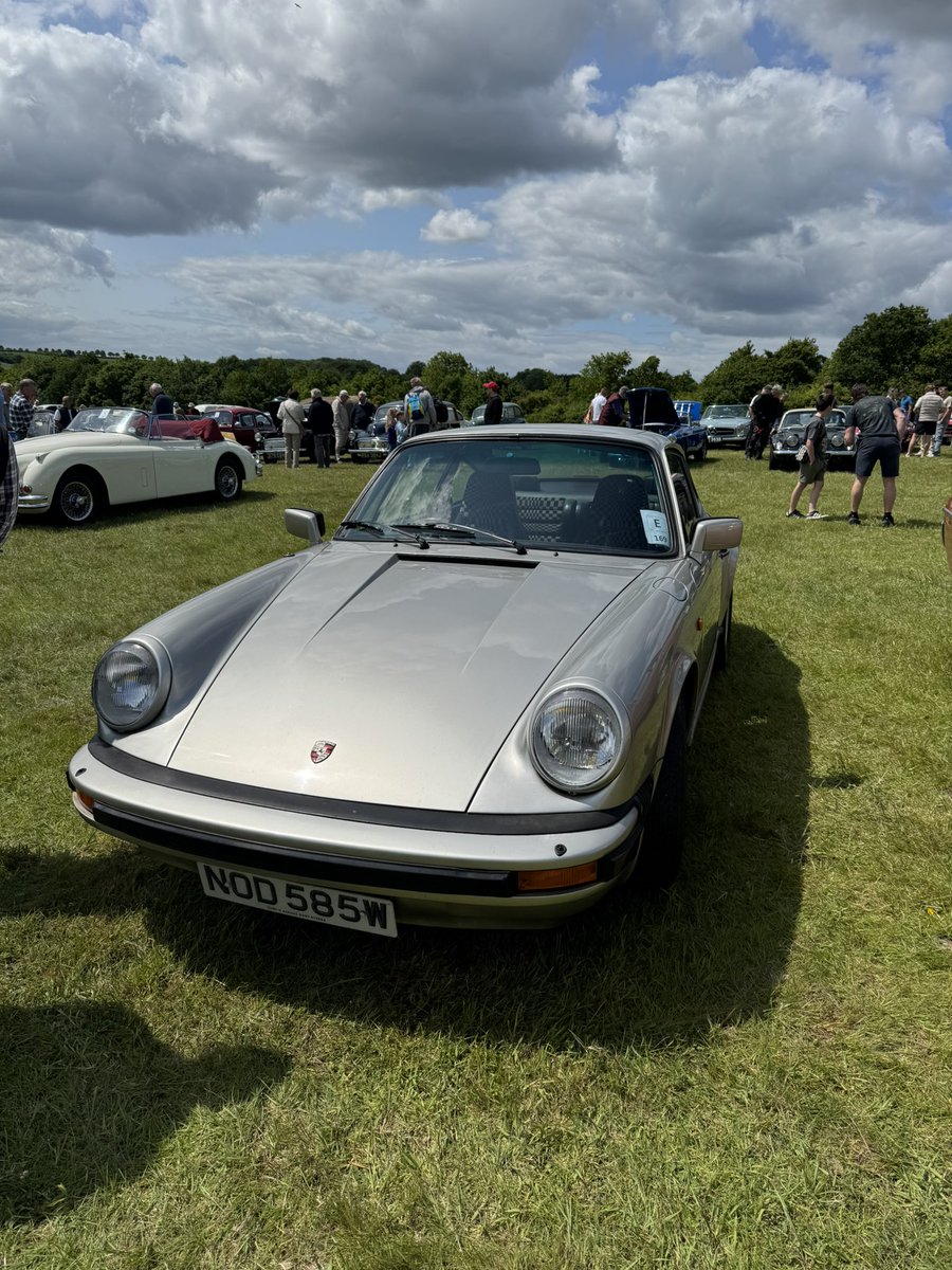 DanielMcNally3's tweet photo. When you realise you have a few bolts missing before the Louth Classic Car Show 😀 https://t.co/juL8p93tN9