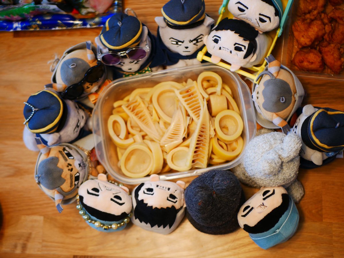 gkm_126's tweet photo. 原稿会でした✨️
亀の歩みでしたが進んだよ。。

やか(#yakawan )さん家の筍の炊いたんを囲むのるふぉぜｽﾞ。
主が原稿に入ったので「ｼﾞｬｱ ﾃﾚﾋﾞ ﾃﾞﾓ ﾐﾏｽｶ」とリモコンを触り出すのるｽﾞ。 https://t.co/oocrt7QcV6