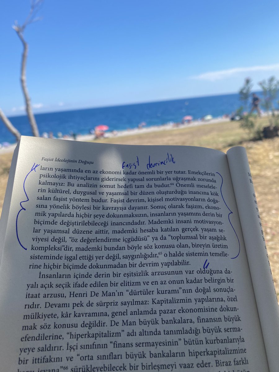 Psikolojik ihtiyaçların giderilmesi beraberinde yapısal sorunların giderilmesine zemin hazırlar düşüncesi faşist anlatının temelini oluşturur.