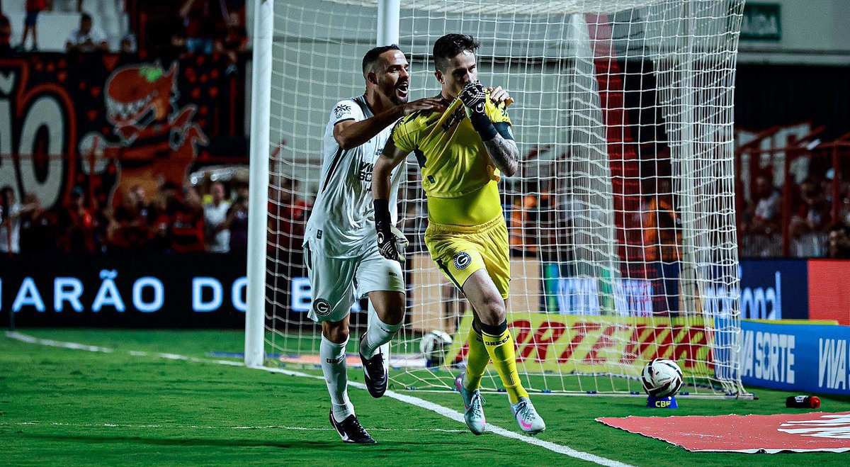 DiarioGols's tweet photo. INACREDITÁVEL

Na súmula, árbitro coloca o motivo do cartão para o goleiro Tadeu, do Goiás, no clássico contra o Atlético-GO.

“Gesto provocativo em frente a torcida rival”

GESTO PROVOCATIVO = BEIJAR ESCUDO DO GOIÁS

JOGO DE TORCIDA ÚNICA https://t.co/zE9hyOJCSX